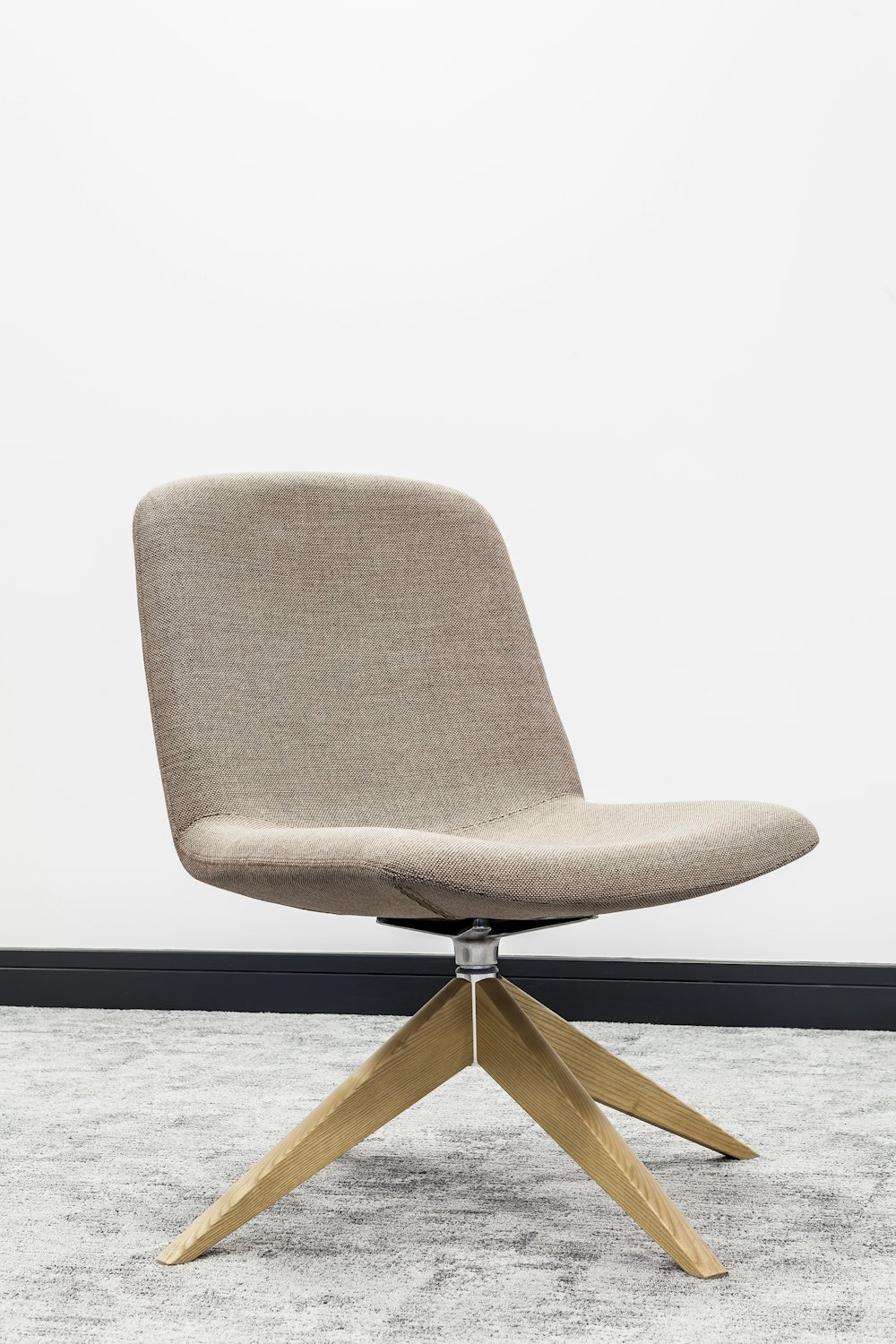 Silla de oficina sobre fondo blanco