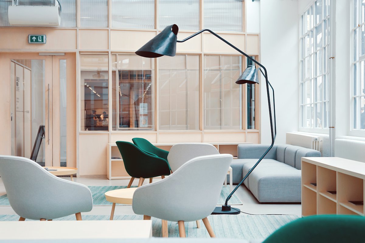 Sala de trabajo con mobiliario de oficina