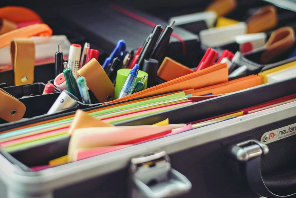 Plumones, plumas y artículos de papelería